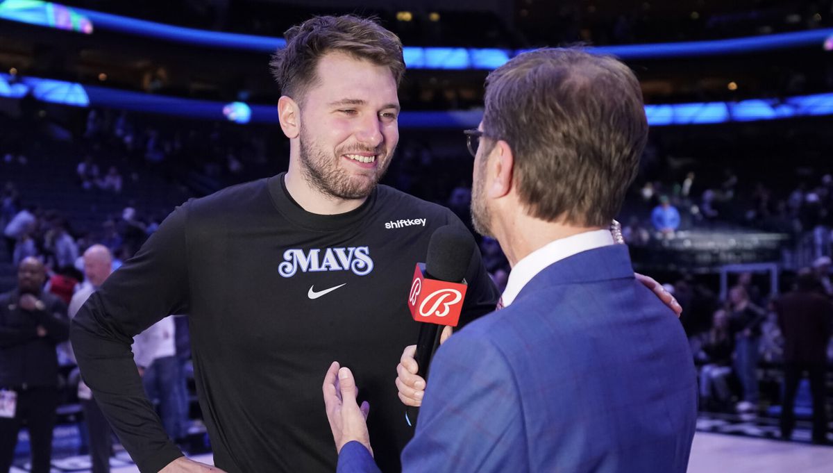 Luka Doncic schrijft NBA-geschiedenis met triple-double vóór rust tegen Utah Jazz