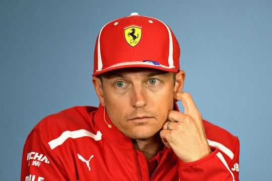 Oeps! Raikkonen botst op geparkeerde auto