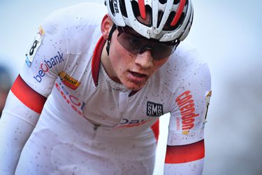 Van der Poel verlengt contract bij Beobank-Corendon