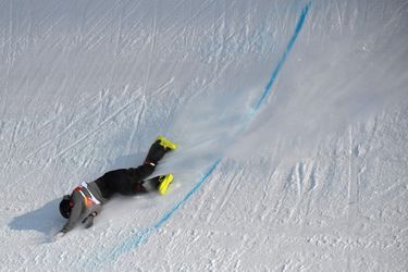 Freestyle skiër klapt keihard op de rand van de halfpipe (video)