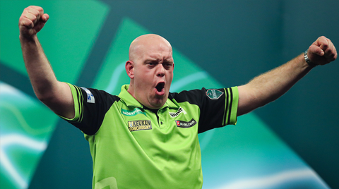 🎥 | Michael van Gerwen ook de beste op de kermis: darter gooit op vrije dag toch pijltjes