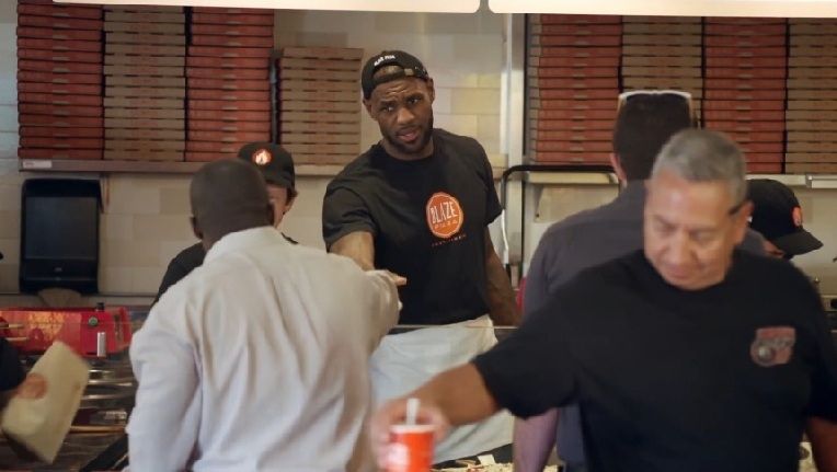 LeBron James undercover als pizzeria-verkoper (video)