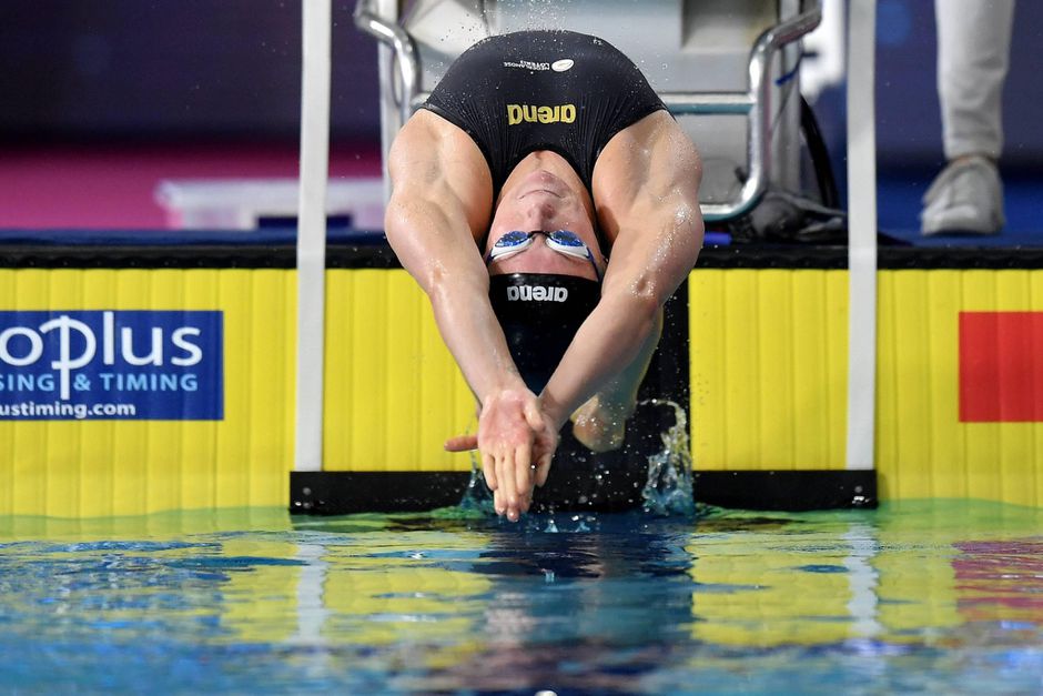 Kira Toussaint wint met overmacht goud op 100 meter rugslag bij EK