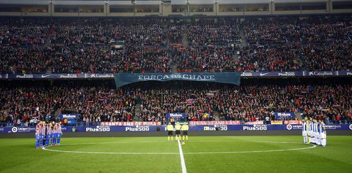 Emotioneel eerbetoon bij Atlético voor slachtoffers vliegtuigcrash (video)