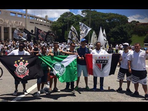 Rivaliserende voetbalsupporters komen samen om 'Chape' te eren (video)