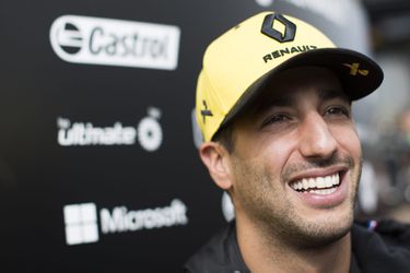 Schattig jongetje is tijdens eerste Formule 1-race van 2019 voor Daniel Avocado (video)