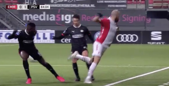 🎥 | WOW! Anco Jansen stuurt PSV'ers op Messiaanse wijze het bos in