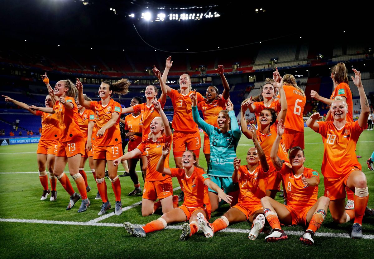 7 Oranje Leeuwinnen blijven achter in hotel, de rest traint op het veld