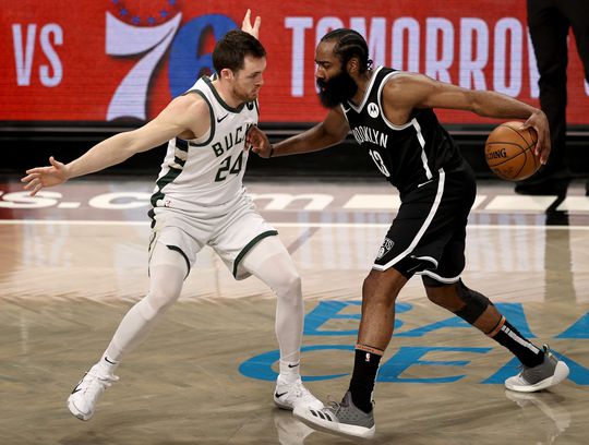 🎥 | Milwaukee Bucks dunkt Brooklyn Nets met 4-3 en bereikt finale Eastern Conference