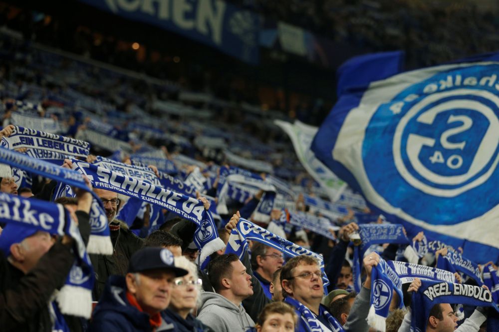 WTF! Vrouwelijke Schalke-fan claimt betast te zijn in thuisvak
