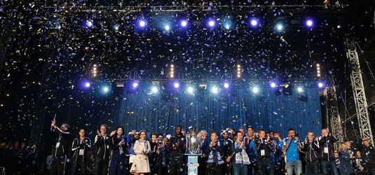Leicester City viert de titel groots met parade en huldiging (video's en foto's)