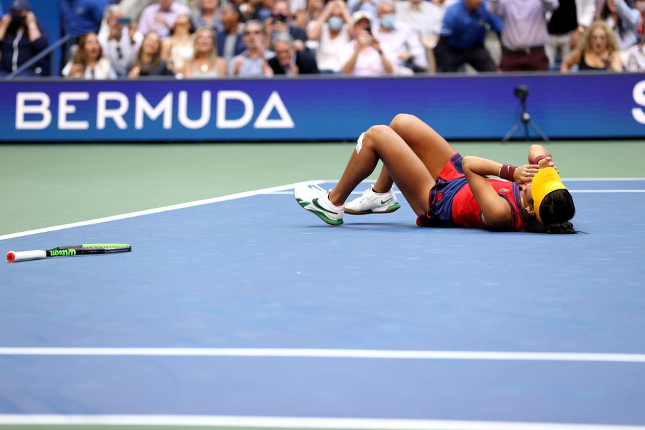 18-jarige Emma Raducanu wint zinderende US Open-finale van Leylah Fernandez (19)