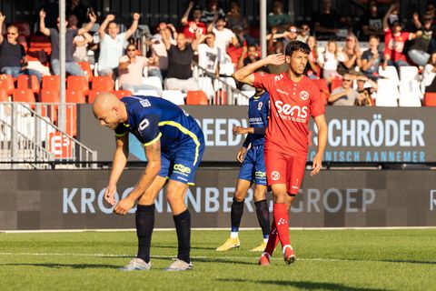 Gertjan Verbeek wint met Almere City ruim van TOP Oss