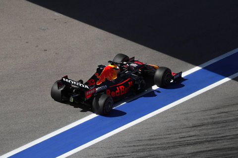 Zoals verwacht: Max Verstappen achter de 2 Mercedes tijdens eerste vrije training in Sochi