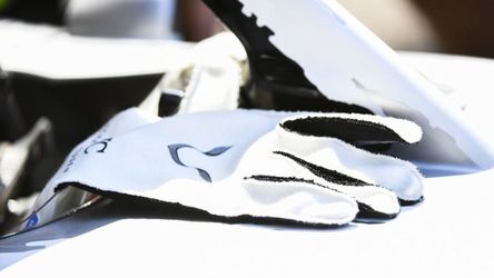Wat zijn dat voor aparte handschoenen bij Hamilton, Vettel, Sainz, Ricciardio en Russell?