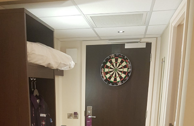 📸 | Darter Jeff Smith bouwt hotelkamer om tot oefenruimte voor Q School