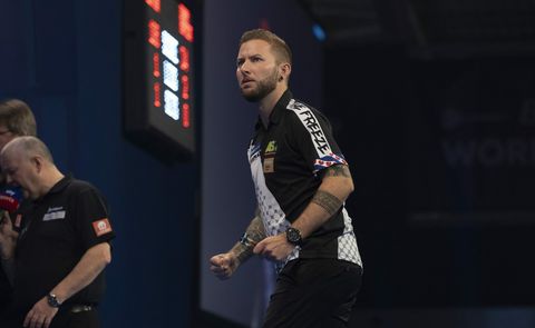 Jonny Clayton blijkt maatje te groot voor Danny Noppert in halve finale World Grand Prix