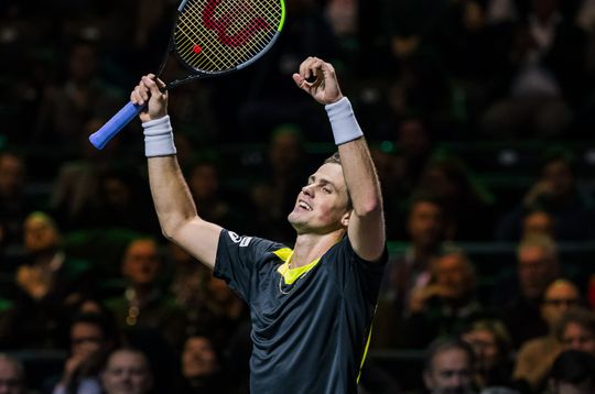 🎥 | Siroop-slurpende Vasek Pospisil knikkert Daniil Medvedev uit tennistoernooi Rotterdam