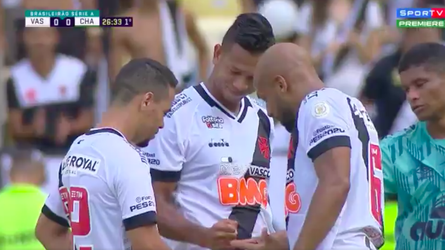 🎥 | Vasco da Gama-spelers doen 'steen, papier, schaar' om wie de vrije trap mag nemen
