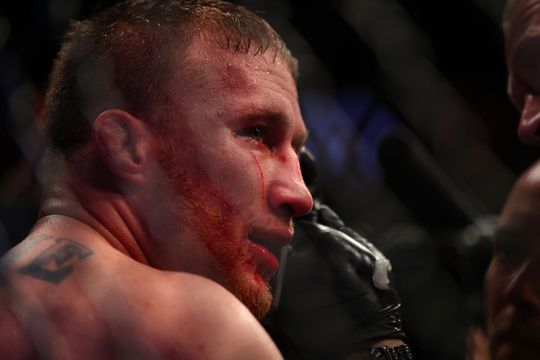 🎥 | Tony Ferguson met gebroken oogkas naar ziekenhuis na klappen van Gaethje tijdens UFC 249