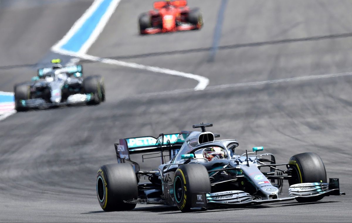 Hamilton moeiteloos naar zege in GP van Frankrijk, Verstappen weer buiten het podium