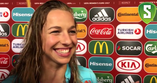 Europees kampioen Jackie Groenen superblij met Sportnieuws-dropjes: 'JEEJ!' (video)