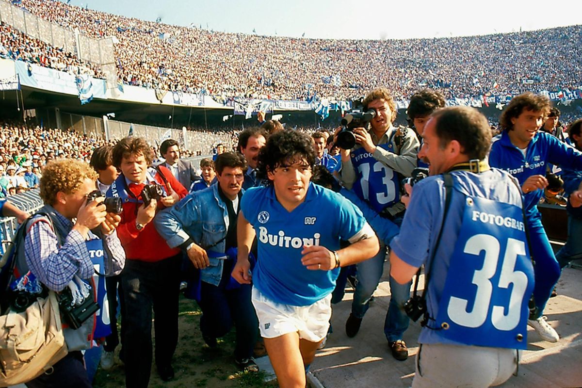 Maradona mist de première van zijn eigen film door schouderblessure