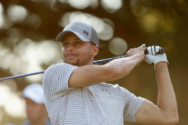 NBA-superster Curry verruilt basketbal even voor golfballetje (video)