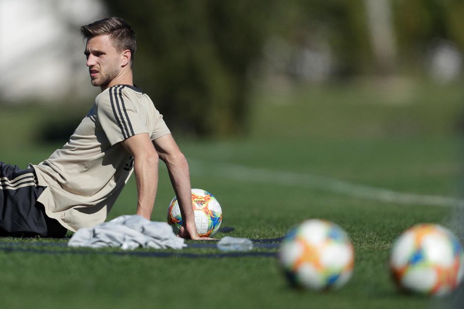 Weer fitte ex-captain Joël Veltman over concurrent Nous Mazraoui: 'Hij doet het heel goed'