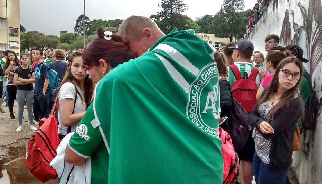 Fans Chapecoense huilen, zingen en bidden voor gecrashte voetballers