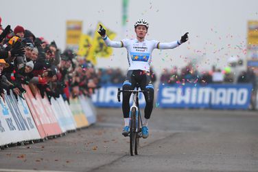 Wat een MONSTER! Mathieu van der Poel vernedert tegenstand ook in wereldbeker Koksijde