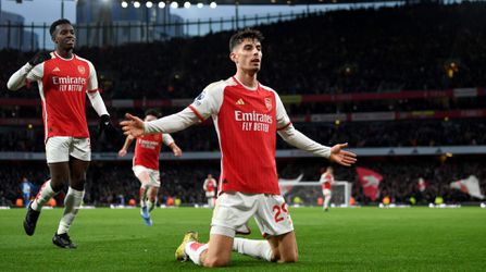 Arsenal en Aston Villa boeken benauwde zeges in titelrace