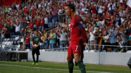 CR7 pronkt met nieuwe patserbak (foto)