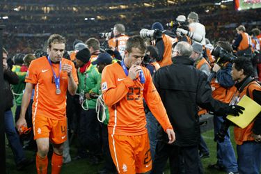 Van der Vaart doet boekje over wat er ná verloren WK-finale in 2010 gebeurde: 'Iedereen zoop lekker mee'