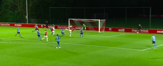 Moet je zien! Mitchell van Rooijen scoort geweldige schorpioen-goal voor Jong Utrecht