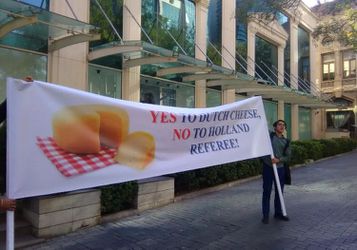 Boze Azerbeidzjanen demonstreren op straat met vaag spandoek tegen Higler