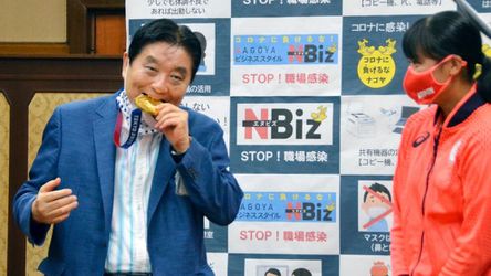 🎥 | Japanse burgemeester bijt in gouden medaille: atlete krijgt gelijk een nieuwe