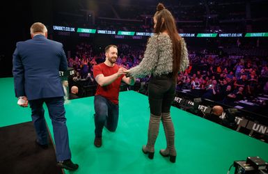 Perfecte Valentijn: gast vraagt vriendin ten huwelijk op podium Premier League of Darts