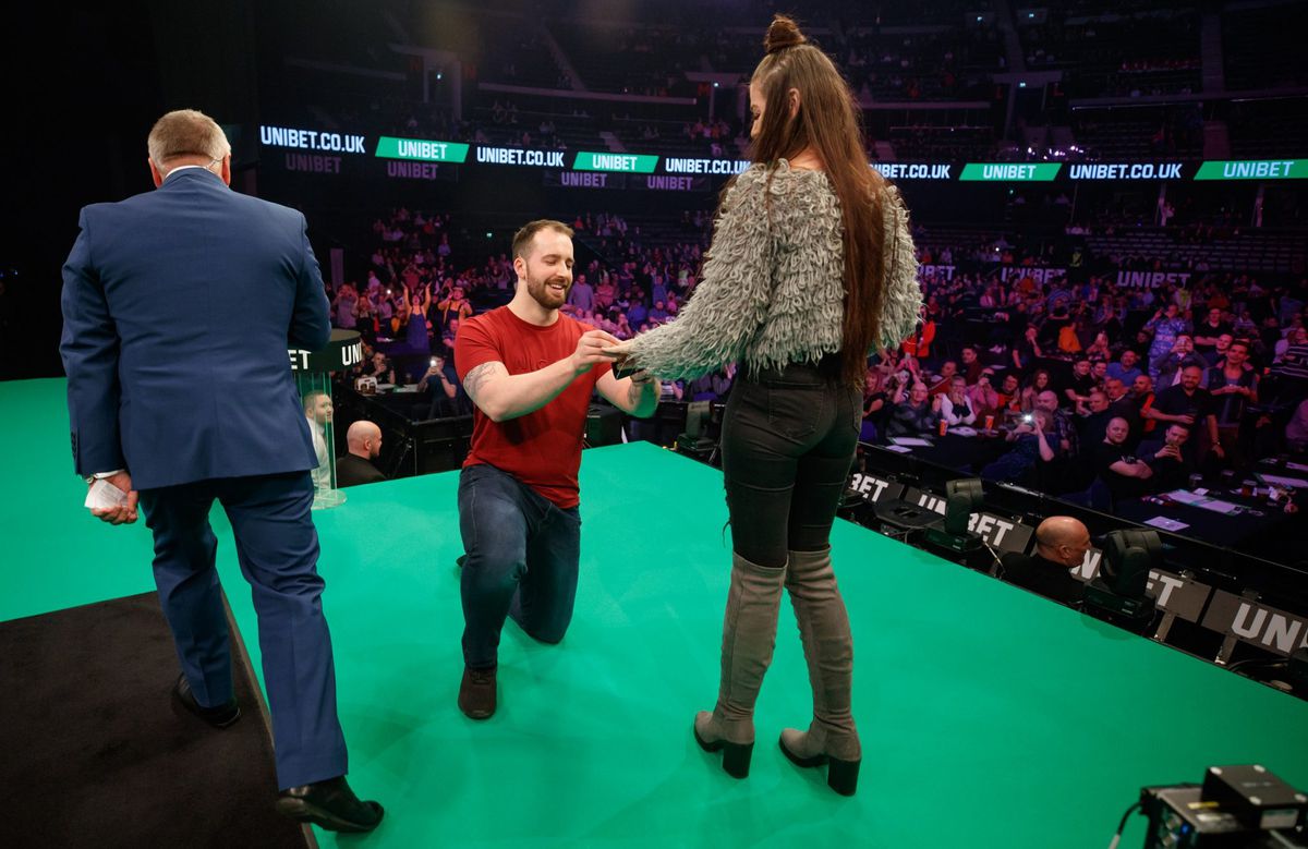 Perfecte Valentijn: gast vraagt vriendin ten huwelijk op podium Premier League of Darts