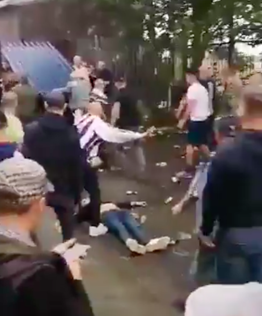 🎥 | Fans Millwall en West Brom op de vuist: 1 supporter buiten bewustzijn geslagen