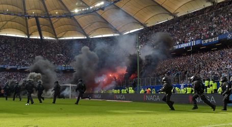 HSV moet flink dokken na vuurwerksessie van publiek in degradatiepot