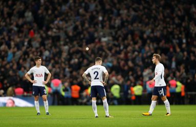 Levenslang stadionverbod voor 2 pisfans Tottenham (video)