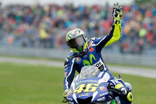 MotoGP op circuit Assen valt in het water: organisatie zwaait de rode vlag