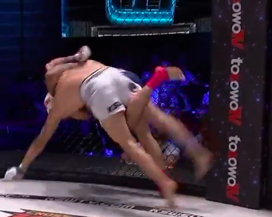 🎥 | Poolse MMA-vechter gilt van de pijn nadat arm gruwelijk uit de kom vliegt