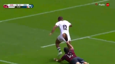 🍑😂 | Blote billen in beeld: rugbyer trekt broek tegenstander kapot en omlaag