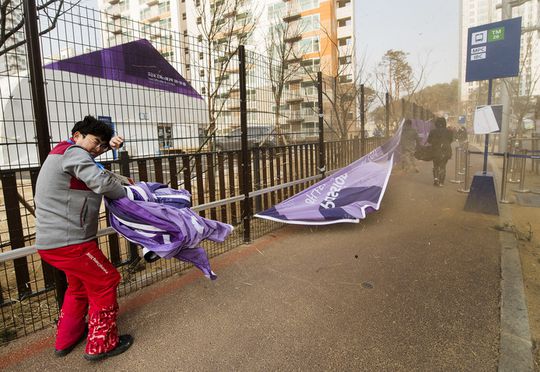 Olympisch park door keiharde wind afgesloten, schaatsfans mogen hal in