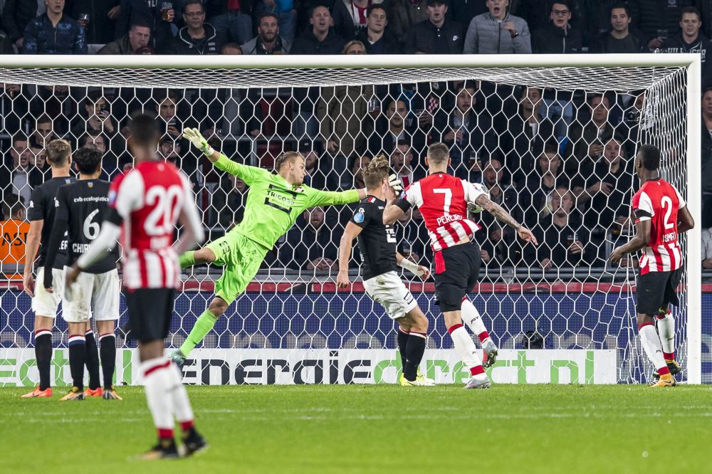 PSV maakt na waardeloze 1e helft alsnog gehakt van Willem II