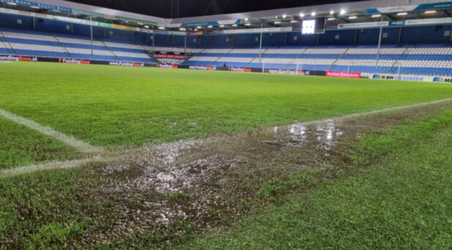 De Vijverberg doet zijn naam eer aan: De Graafschap - Jong PSV afgelast vanwege enorme regenval