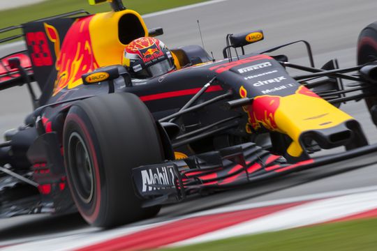 Hamilton pakt pole, Verstappen vanaf P3 en Vettel begint achteraan