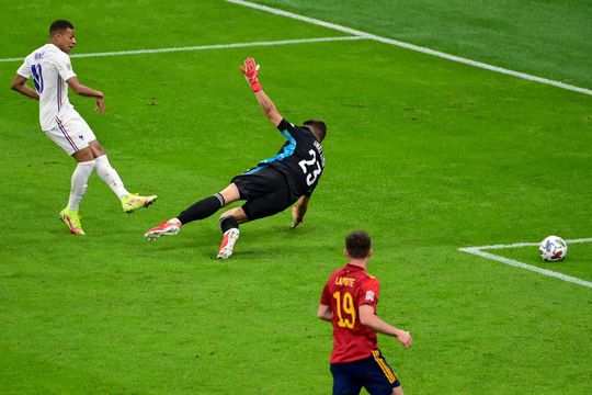 Scheidsrechtersbaas steunt besluit over 'buitenspelgoal' Kylian Mbappé: 'Terecht!'